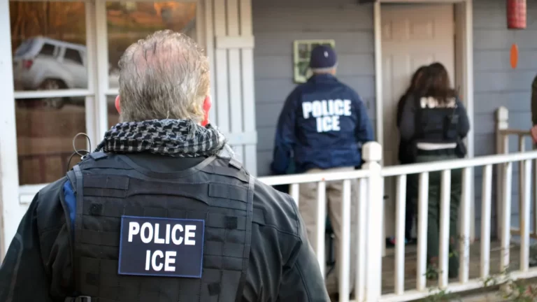 Juez de California declara inconstitucional que agentes de ICE puedan ingresar a casas para arrestar migrantes