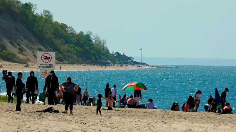 Playas de Nueva York Abren Desde Este Sábado Hasta el 8 de Septiembre con Salvavidas y Buen Clima