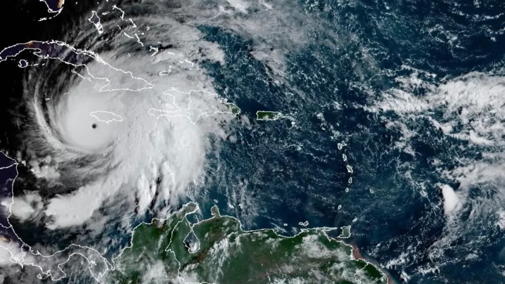 Huracán Melissa llega a Cuba mientras se mantiene en categoría 3