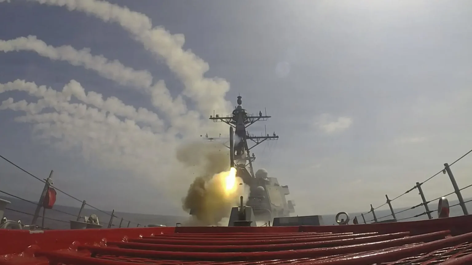 EE.UU. bombardea Irán por 12ª noche consecutiva: costo de la guerra supera los $37,500 millones