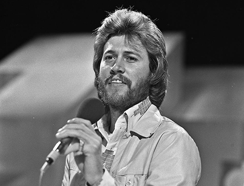 Barry Gibb vivo y sano: desmiente hoax viral de su muerte que acumuló 1 millón de likes en Facebook